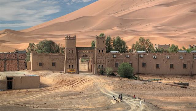 Die Wanderdüne "Erg Chebbi" in Merzouga ist die größte Wanderdüne Marokkos, stellenweise mit Treibsand ...